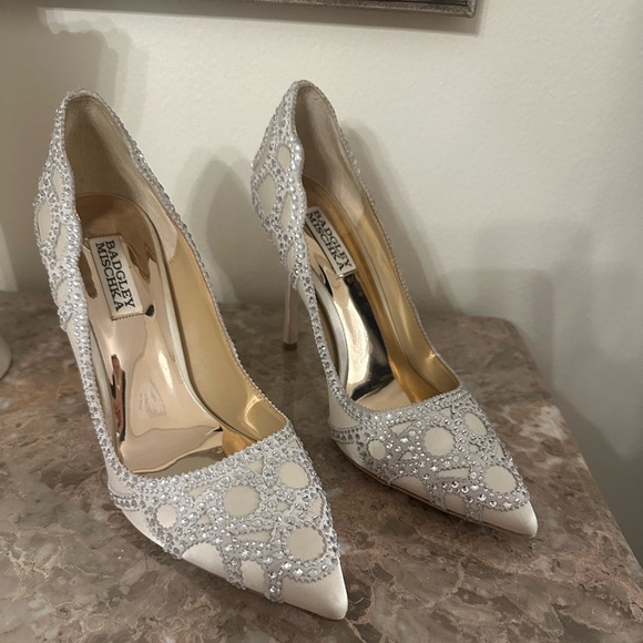 Badgley Mischka satin ivory heels - Picture 3 of 7
